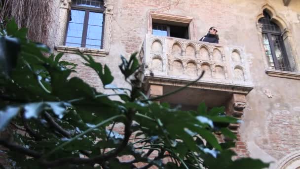 Tourist standing on the Juliet's balcony — Stock Video