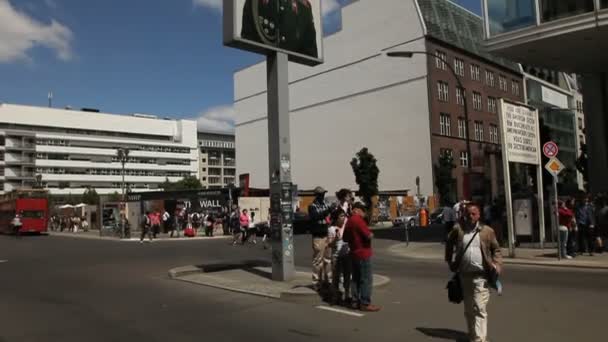 Checkpoint charlie Amerikaanse sector ingang toeristische attractie in Berlijn — Stockvideo