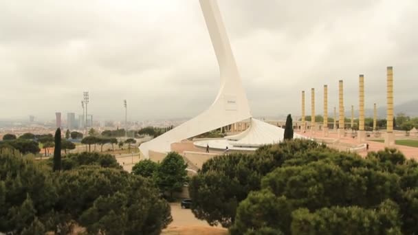 Telekommunikationsturm Barcelona Skyline im Park — Stockvideo