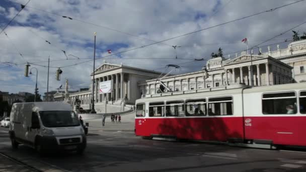 오스트리아 의회 앞 시내 교통Avusturya Parlamentosu önünde şehir trafik — 비디오