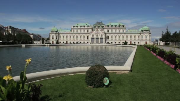 Cerca de la piscina cerca de la fachada de Belvedere — Vídeos de Stock