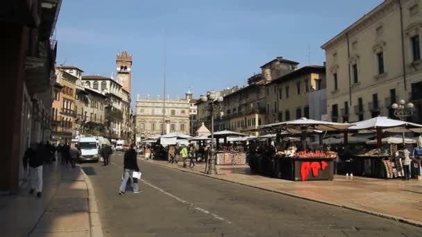 Ludzi na placu piazza delle erbe w Weronie — Wideo stockowe