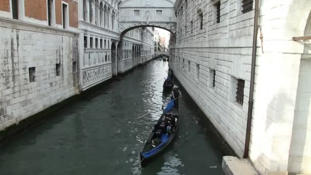 En gondol seglar genom en smal kanal i Venedig — Stockvideo