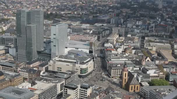 Frankfurt şehir merkezine ve yaya trafiği — Stok video