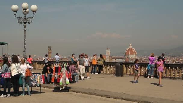 Turistas frente al paisaje urbano de Florencia Imágenes de stock libres de derechos