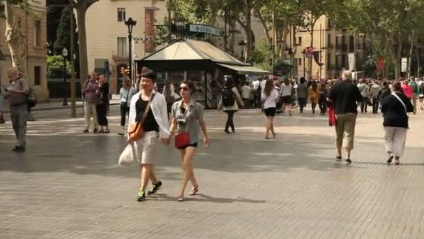 As pessoas passam pelo famoso La Rambla em Barcelona — Vídeo de Stock