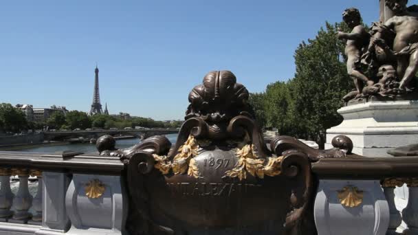 Eiffeltoren en alexandre iii bridge, Parijs — Stockvideo