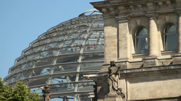 Turister i glaskupol på tyska Riksdagshuset — Stockvideo