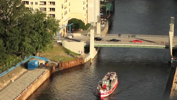 Barco turístico en Berlín — Vídeos de Stock