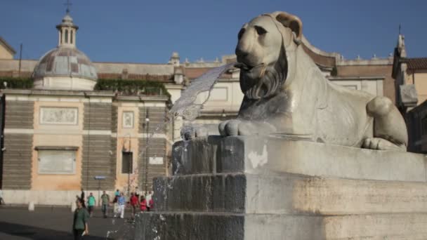 Fountain of a lion near Piazza del Popolo — Stock Video