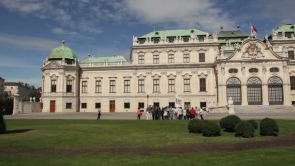 Turister vandrar nära palace komplexa belvedere — Stockvideo