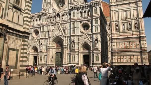 Många turister nära basilica di santa maria del fiore — Stockvideo
