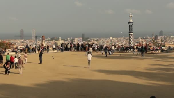 Parc Guell e Barcelona skyline — Vídeo de Stock