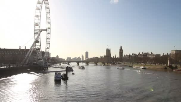London eye en de thames rivier — Stok video