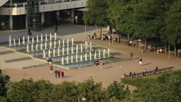 人在柏林广场 — 图库视频影像