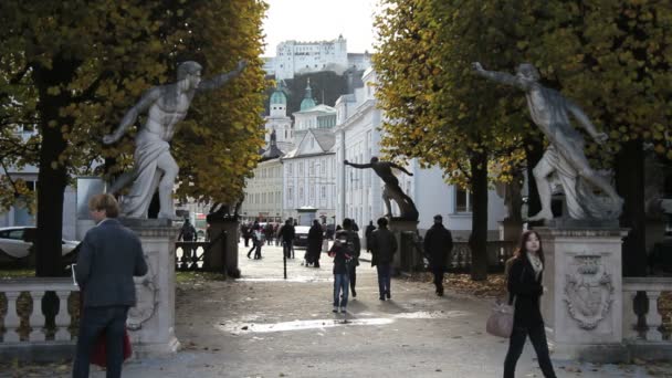Mirabell Sarayı, salzburg park sokaklar boyunca turist yürümek — Stok video