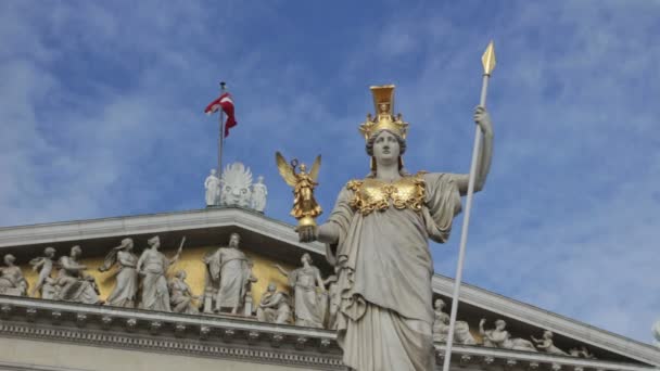 Avusturya Parlamentosu önünde heykeli — Stok video