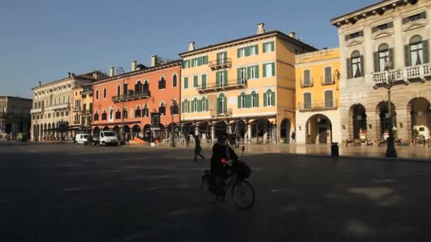 Edificios en la Piazza Bra — Vídeo de stock