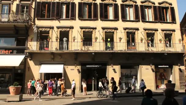 Toeristen lopen in de buurt van Paleis in florence — Stockvideo