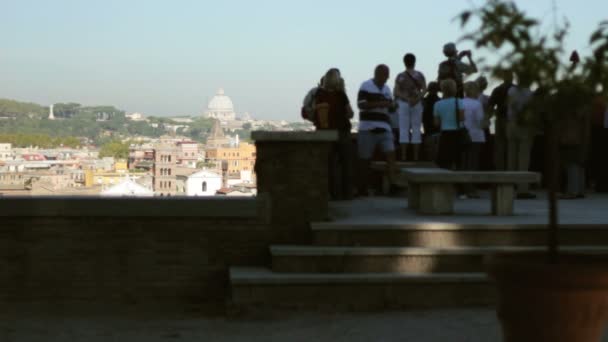 Turister tittar på Rom Stockfilm