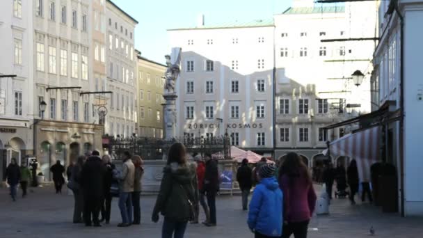 Turisté na ulicích Štrasburku — Stock video