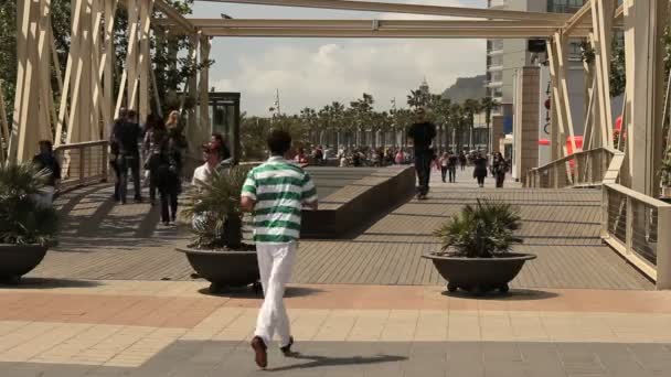 人们巴塞罗那的海滩， — 图库视频影像