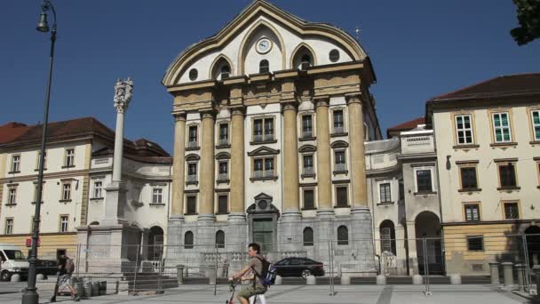 Ursulinen kerk van de Heilige Drievuldigheid, ljubljana — Stockvideo