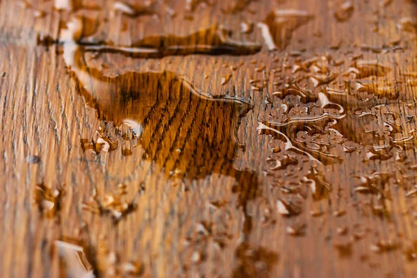 Gota de água na madeira — Fotografia de Stock
