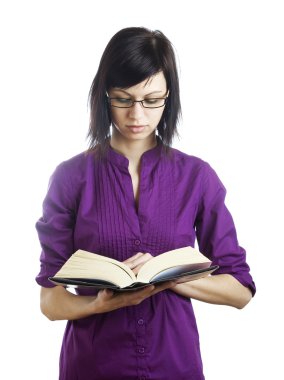 Kitap okuyan genç bir kadın.
