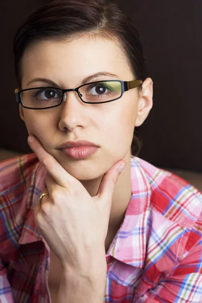 Nachdenkliche junge Frau — Stockfoto