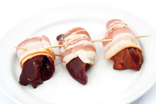 Ham pastırma karaciğerde sarılmış