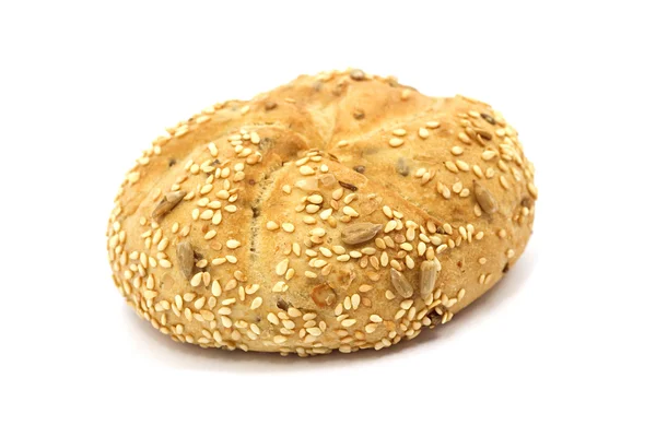 Pão de cereais sobre fundo branco — Fotografia de Stock