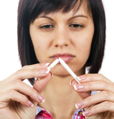 Sigara olan genç kadın
