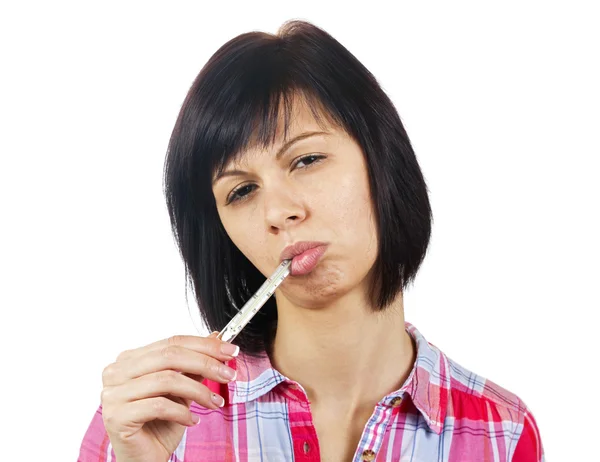 Молодая женщина с термометром во рту — стоковое фото