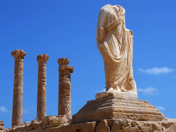 Ruïnes van sabratha, Libië - colonnade en standbeeld — Stockfoto