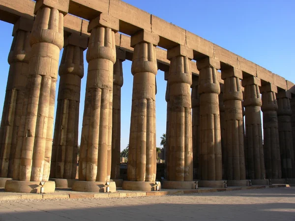 Colonnade amon tempel — Stockfoto