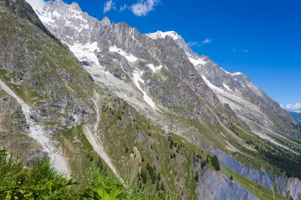 Hellingen van mount blanc massief - zomer berg — Stockfoto