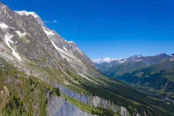 Mount blanc massif - yaz dağ yamaçlarında — Stok fotoğraf