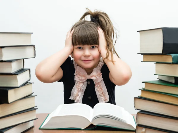 Hübsches kleines Mädchen mit Büchern — Stockfoto