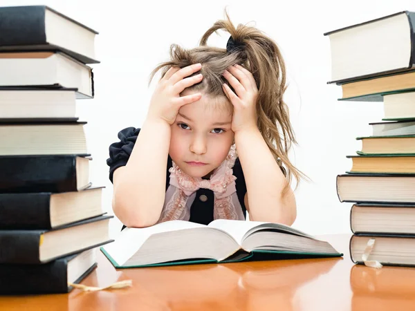 Petite fille fatiguée avec des livres — Photo