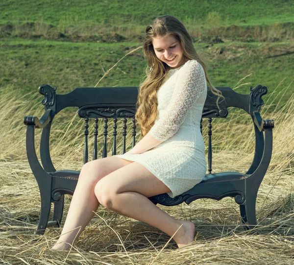 Menina bonita descansando no verão na natureza — Fotografia de Stock