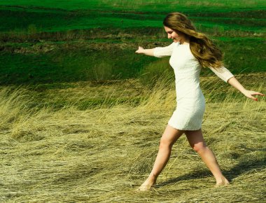 güzel genç kız yaz aylarında doğa içinde istirahat