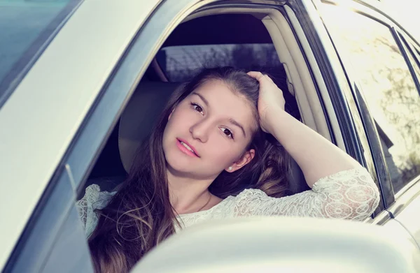 Bela jovem mulher bem sucedida dirigindo um carro — Fotografia de Stock