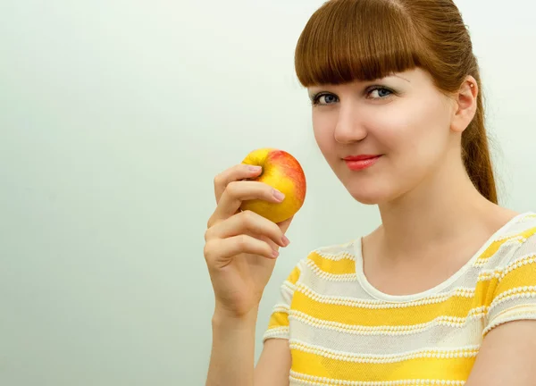 Retrato de chica atractiva con manzana — Foto de Stock