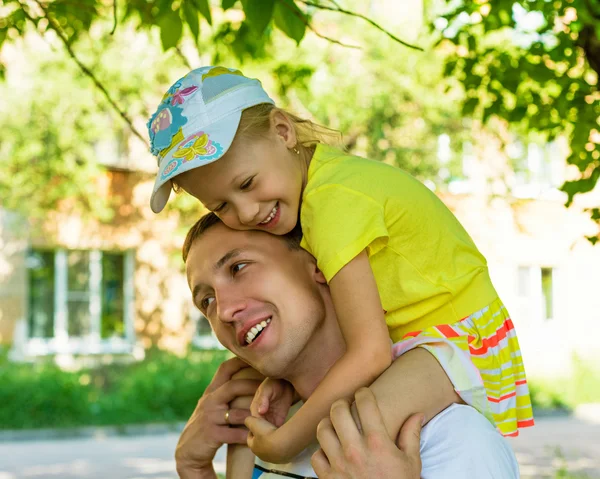 Papa avec sa fille pendant la promenade estivale — Photo