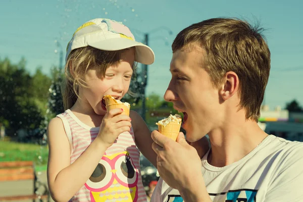 Padre e hija comiendo helado mientras caminan — Foto de Stock