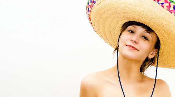 Красивая улыбающаяся девушка в соломенной шляпе — стоковое фото