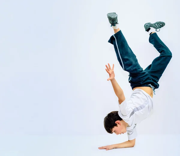 Guy dansende breakdance. — Stockfoto