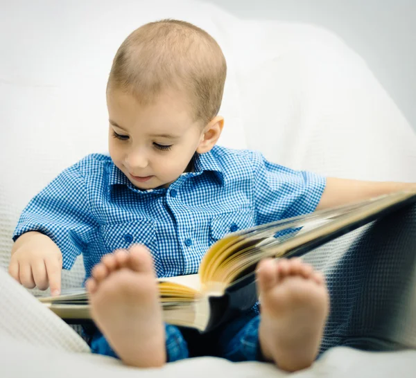 Liten pojke är att lära sig läsa — Stockfoto
