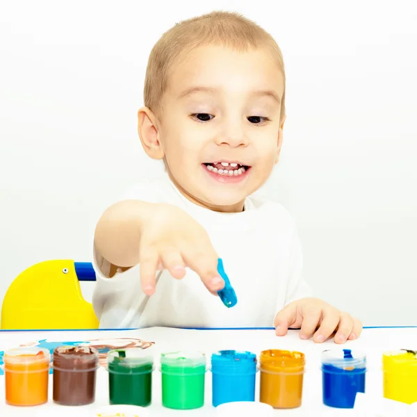 Niño dibuja dedos con pintura —  Fotos de Stock